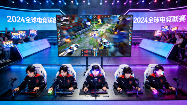 电竞赛事现场，战队选手在舞台上进行对局比赛